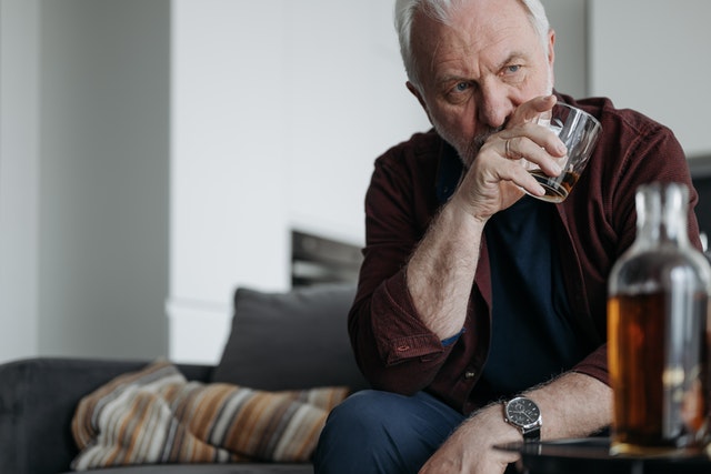 3 reasons why hangover symptoms worsen with the age. Vegan friendly Hangiexty remedy